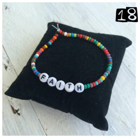 Enkelt armband med texten FAITH. Mixade färger på pärlorna. PRIS: 55kr  (62kr inkl porto)